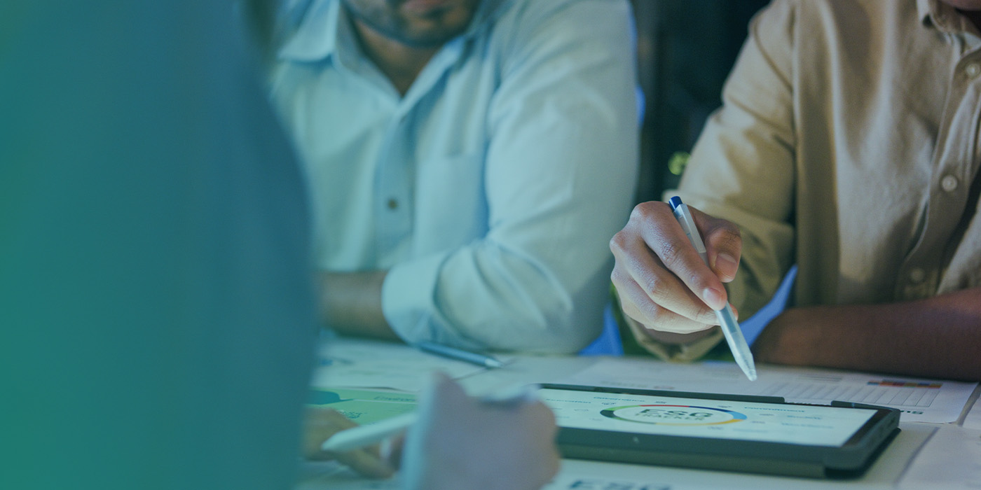 Professionals analysing data and market trends to prepare for the challenges and opportunities of the energy market 2025.